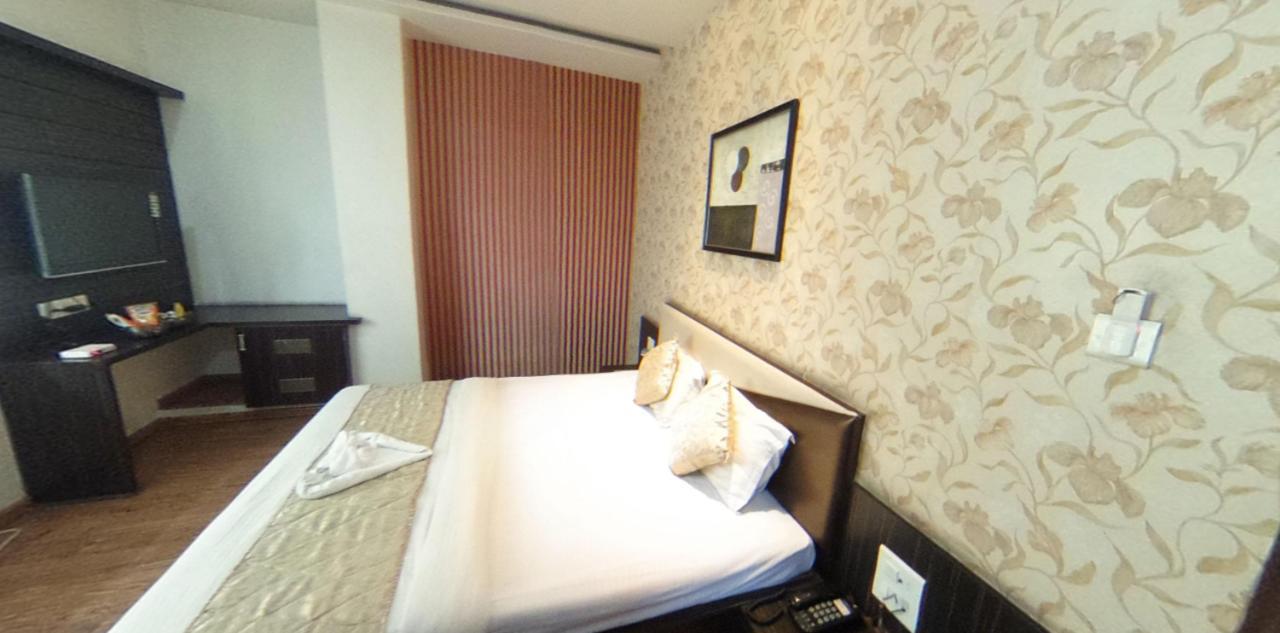 Hotel Pink Pearl Raigarh Bagian luar foto